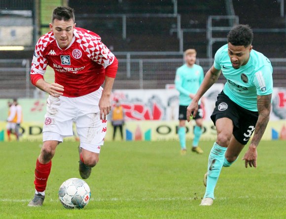 Noch wartet die Mainzer U23 (l. Romario Rösch) auf den ersten Heimsieg gegen die Offenbacher Kickers. Beim jüngsten Aufeinandertreffen im Bruchwegstadion reichte es im Januar immerhin zu einem 1:1.