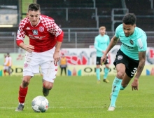 Noch wartet die Mainzer U23 (l. Romario Rösch) auf den ersten Heimsieg gegen die Offenbacher Kickers. Beim jüngsten Aufeinandertreffen im Bruchwegstadion reichte es im Januar immerhin zu einem 1:1.