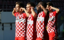 Und jetzt wollen wir nichts mehr hören: Leon Petö (l.) hat durch das 2:0 die Offenbacher Fans verstummen lassen.gebracht. Dominik Wanner, Merveille Papela und Lukas Quirin unterstützen den Torschützen.
