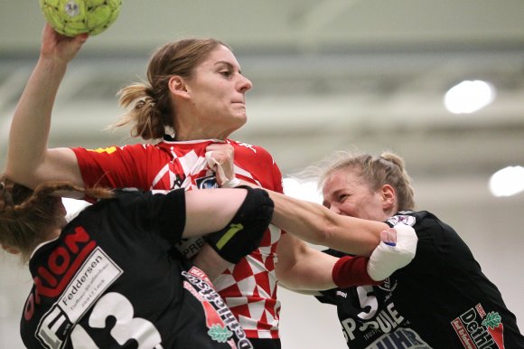 Gegenspielerin Catharina Volquardsen (r.) quält sich mit Tina Kolundzic ab. Die Defensivspezialistin des FSV Mainz 05 ist nur gelegentlich auch im Angriff zu sehen und traf gegen Nord Harrislee einmal.