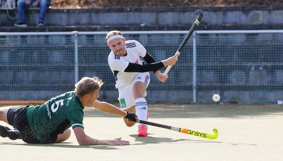 Max Dürkop im Duell mit seinem Obermenzinger Namensvetter Neumeier, der die Hereingabe des Mainzers aber nicht verhindern kann.