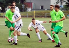 Karim Zeghli (Mitte) setzt Daniel Bienek in Szene, allerdings wird es nichts mit der erhofften Torchance für den Mittelfeldspieler. 