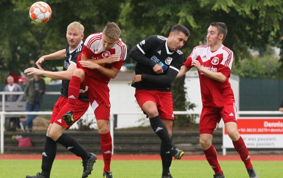 Viele Abschlüsse ließen weder der FSV Nieder-Olm (dunkle Trikots) noch die SVW Mainz zu...