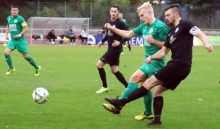Auf dem Ingelheimer Rasen dürfte der VfB Bodenheim (r. Calvin Faßnacht, gegen Tim Schweikardt) auf einen hoch anlaufenden Gastgeber treffen.