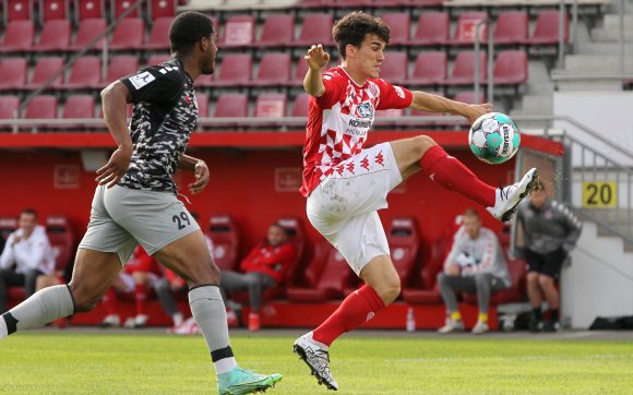 Felix Könighaus versucht den Ball unter Kontrolle zu bringen und vor dem Koblenzer Arthur Ekalle zu schützen.