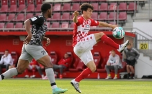Felix Könighaus versucht den Ball unter Kontrolle zu bringen und vor dem Koblenzer Arthur Ekalle zu schützen.