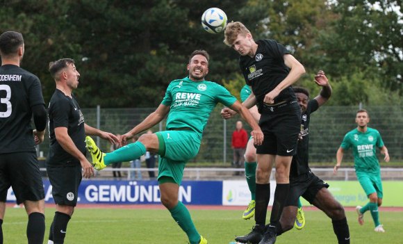 Die Langen im Luftduell: Der Bodenheimer Florian Deick (r.) setzt sich gegen Felix Frantzmann durch.