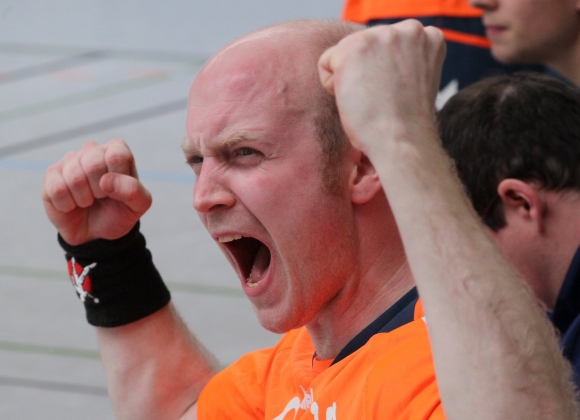 So kann es jede Woche laufen: Sportfreunde-Kapitän Volker Schuster bejubelt den Derbyerfolg in Nieder-Olm. Die HF Illtal, Gast der Budenheimer am Samstagabend, dürfte seiner Mannschaft allerdings wesentlich mehr abfordern.