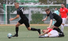 Tarek Schwiderski (l.) und Moritz Freisler gehen über Gegner, um zum Ziel zu kommen. Beide trugen mit je einem Treffer zum klaren Heimsieg bei.