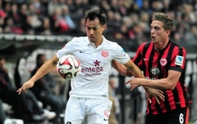 Wenn Carlos Zambrano ihn nicht gerade malträtierte, hing am Dienstagabend ein anderer Frankfurter (hier: Bastian Oczipka) an 05-Stürmer Shinji Okazaki.