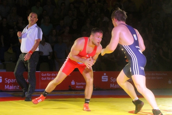 Pascal Eisele (rotes Trikot) gilt bei den 88ern gesetzt und wird auch am Samstag in Eisleben auf die Matte gehen.