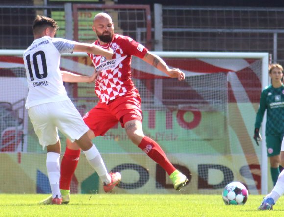 Giuliano Modica wäre es am ehesten zuzutrauen, die Zweikämpfe mit dem Topstürmer der Regionalliga zu bestehen. Sein Einsatz ist allerdings unwahrscheinlich.