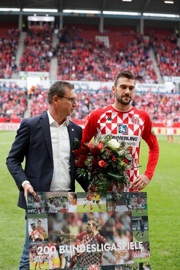 Am vorigen Sonntag ehrte 05-Vorsitzender Stefan Hofmann den Mainzer Dauerprofi Stefan Bell für 200 Bundesligaspiele. An diesem Samstag setzen sich die Mainzer gemeinsam mit dem FCK für die Vereine im Ahrtal ein, die unter den Folgen der Flutkatastrophe leiden.