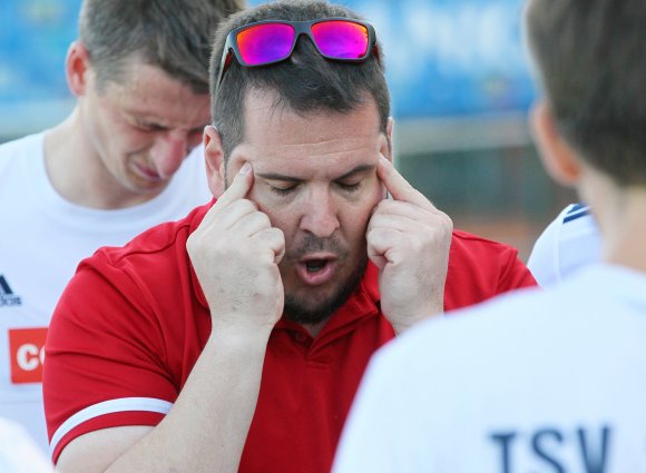 Das ist ja zum Schläfen massieren: Trainer Daniel Strahn holte im Spiel beim Hanauer THC mehrfach zum Torjubel aus und musste die Emotionen dann wieder einpacken.