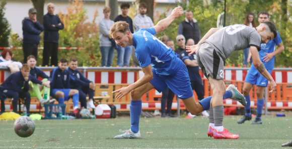 Finn Gärtner (l., gegen Pedro Teixeira Agrela) eröffnete den Kantersieg der TSG mit einem Hattrick.