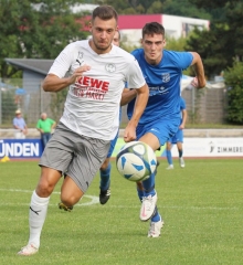 Kevin Hanss, hier verfolgt vom Bretzenheimer Lukas Helbach, ist eine der wenigen Offensivkräfte, die Trainer David Klose noch zur Verfügung stehen, zufrieden war er mit dessen Leistung  in Grünstadt allerdings nicht.