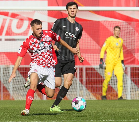 Dominik Wanner (l.) macht das einzig Richtige und läuft dem Kasseler Moritz Flotho davon, der später zwei Treffer für die Gäste erzielen sollte.