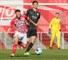 Dominik Wanner (l.) macht das einzig Richtige und läuft dem Kasseler Moritz Flotho davon, der später zwei Treffer für die Gäste erzielen sollte.