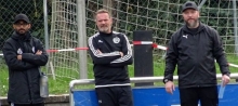 Der erste Einsatz von Tim Klotz (M.) und Maciek Debinski (r.), mit dem Sportlichen Leiter Rahul Sahini endete mit einem 1:5 in Gimbsheim.