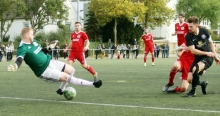 Eine der guten Einschusschancen des VfB in der ersten Halbzeit: Calvin Faßnacht (r.) scheitert am ausgefahrenen Fuß von RWO-Torwart Tobias Schneider. 