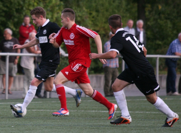 Die Derbykonkurrenten des vergangenen Wochenendes stehen am Samstag getrennt auf pfälzischen Fußballplätzen. Philipp Kögler (l.) und der VfB haben zumindest auf dem Papier ein etwas leichteres Programm als die SVW (in der Mitte Matthias Wincek), die zum Sechsten VfR Grünstadt muss.