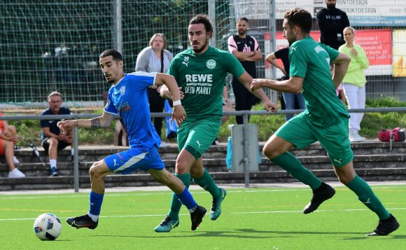 Der Mombacher Pedro Teixiera Agrela (l.) hofft am Sonntag auf sein zweites Saisontor, doch im Blumengarten dürfte er es gegen die Ingelheimer Verteidiger Max Sponheimer und Ömer Degirmenci (v. r.) erneut nicht leicht haben.