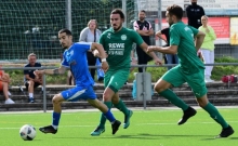 Der Mombacher Pedro Teixiera Agrela (l.) hofft am Sonntag auf sein zweites Saisontor, doch im Blumengarten dürfte er es gegen die Ingelheimer Verteidiger Max Sponheimer und Ömer Degirmenci (v. r.) erneut nicht leicht haben.