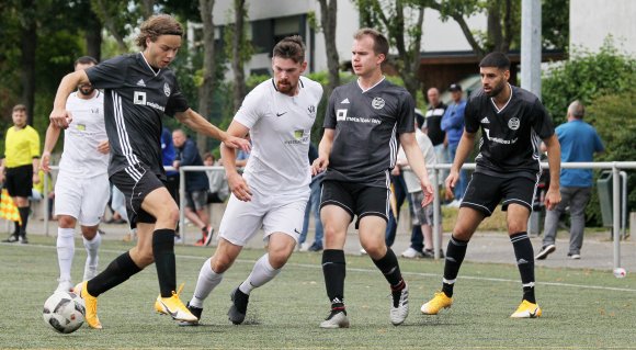 Donat Bodog, Tim Charisse und Ramtin Abdollahsadesagha (schwarze Trikots v.l.) werden mit Fontana Finthen versuchen, sich zu Hause gegen den VfB Bodenheim (Mitte: Calvin Faßnacht) ähnlich gut zu behaupten wie im nur knapp verlorenen Spiel am Guckenberg. 