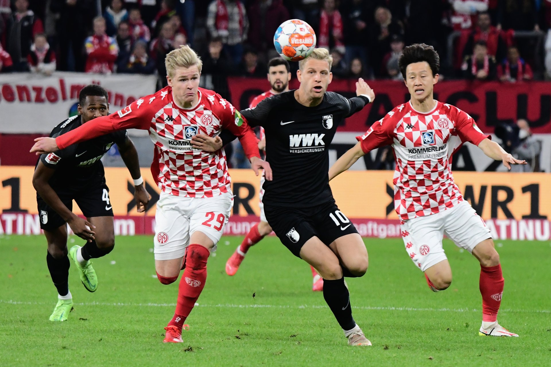 So fühlte sich das Bundesligaspiel des FSV Mainz 05 gegen den FC Augsburg über weite Strecken an: Wo auch immer der Ball war, sahen sich die Gäste (hier Arne Maier) einer Mainzer Überzahl (hier Jonathan Burkardt und Jae-sung Lee) gegenüber.