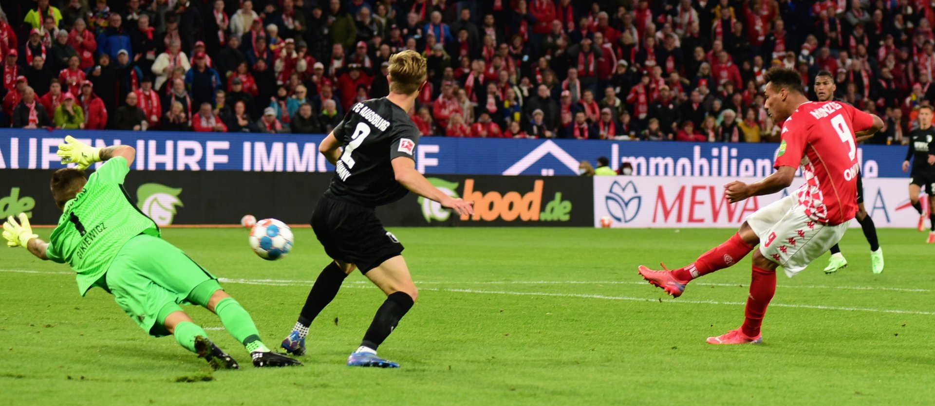 Karim Onisiwo brachte die Mainzer in der zehnten Minute in Führung. Nachdem FCA-Verteidiger Robert Gumny (M.) über den Ball getreten hatte, legte der Stürmer sich den Ball vom linken auf den rechten Fuß, ließ Gumny auch noch aussteigen und Torwart Rafal Gikiewicz keine Chance...