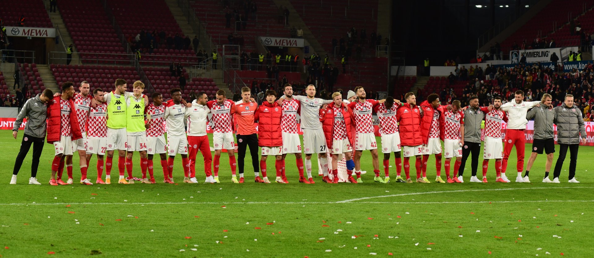 ...die mit der Mannschaft vor der Westtribüne schunkelten.