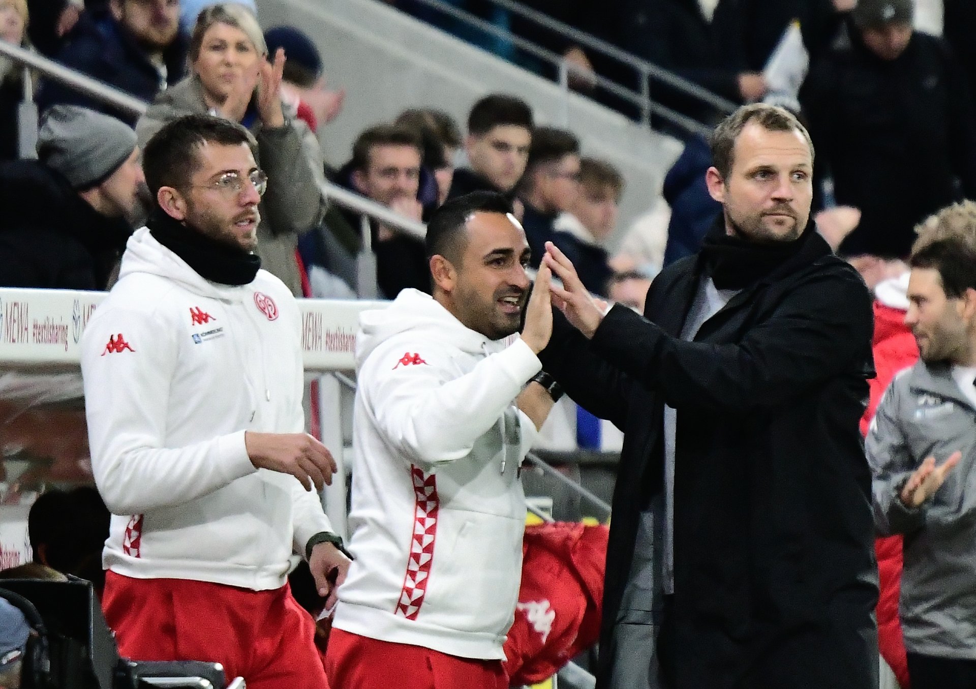 Trainer Bo Svensson lässt es sich nicht anmerken, freut sich über den 4:1-Erfolg aber ebenso wie seine Kotrainer Babak Keyhanfar (M.) und Patrick Kaniuth (l.)...