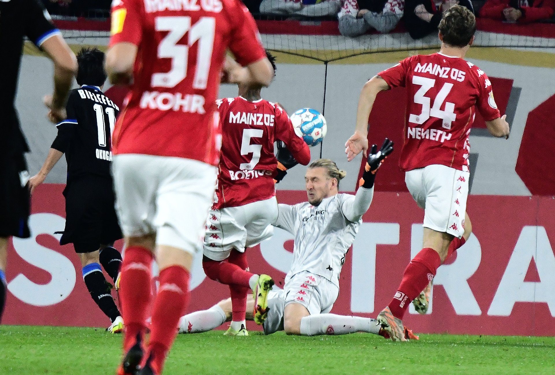 Bereits in der zweiten Minute hatte Masaya Okugawa das 0:1 mit diesem Heber über Robin Zentner erzielt – es blieb nicht die einzige Szene, in der das Mainzer Defensivverhalten Mängel aufwies.