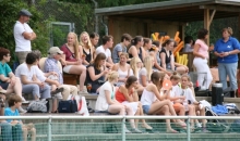Erst gemütlich den Jungs zuschauen und dann selbst zum Schläger greifen: Die Hockeyfrauen des TSV Schott haben beim einzigen Heimspieltag des ersten Teils der Feldsaison den kleinen Vorteil, als zweites Team antreten zu dürfen. Bei diesem Spiel der Männer im Juli war allerdings reine Entspanung angesagt, die Schott-Frauen hatten einen Tag zuvor in Frankfurt den Aufstieg klargemacht.
