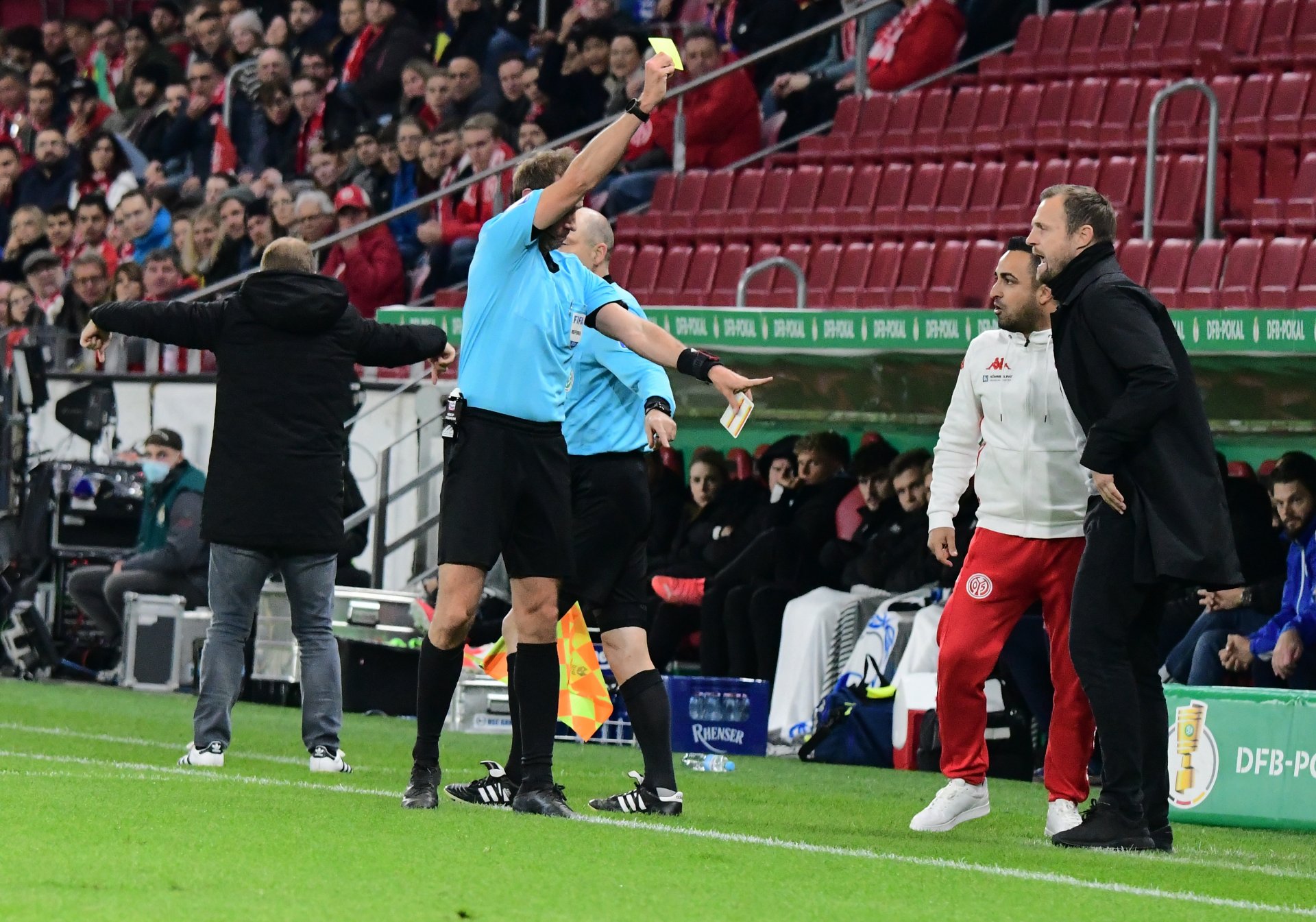 05-Trainer Bo Svensson ärgerte sich nicht nur über das Spiel seine Mannschaft gegen den Ball, sondern in der Anfangsphase auch so ausgiebig über Schiedsrichterentscheidungen, dass ihm Sascha Steegemann nach nur zwölf Minuten die Gelbe Karte zeigte.