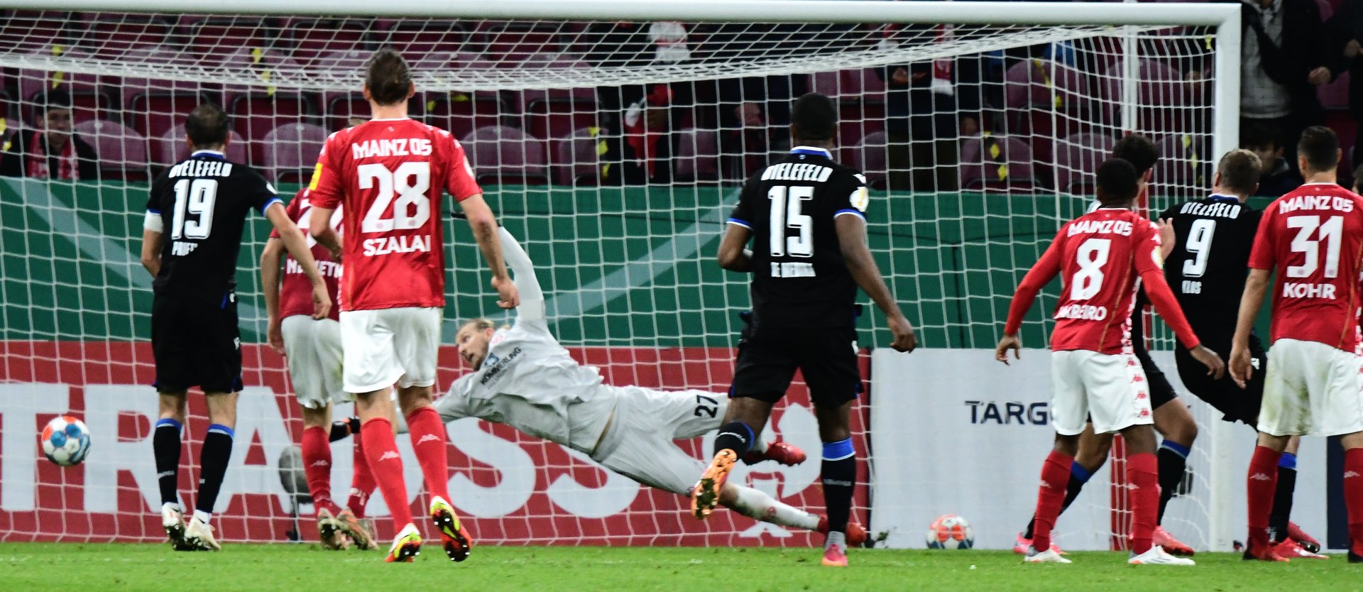 In der 89. Minute zwang der eingewechselte Fabian Klos (Nummer 9) die Mainzer mit seiner Kopfballverlängerung zum 2:2 in die Verlängerung.