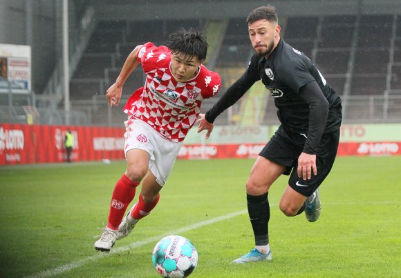 Kaito Mizuta (l.) und die U23 des FSV Mainz 05 setzten sich im Derby gegen den TSV Schott (r. Giorgio Del Vecchio) mit 1:0 durch.