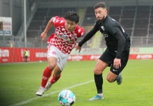 Kaito Mizuta (l.) und die U23 des FSV Mainz 05 setzten sich im Derby gegen den TSV Schott (r. Giorgio Del Vecchio) mit 1:0 durch.