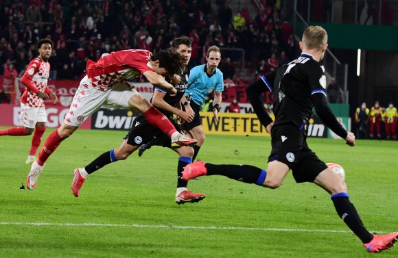 Im Pokal gegen die Arminia hatte Jae-sung Lee mit seinen abschlüssen noch kein Glück. Auf der Alm hingegen erzielte er sein erstes Bundesligator.