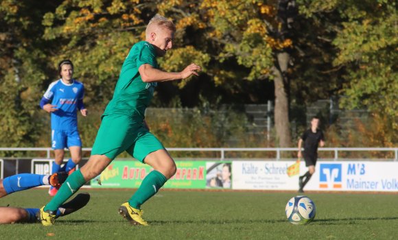 Freie Bahn zum Tor, wie sie hier Tim Schweikardt im vorigen Heimspiel gegen Fortuna Mombach genießt, war gegen Tabellenführer Wormatia Worms II nicht drin. Erst in der Schlussphase bekamen die Ingelheimer ihre Chancen.