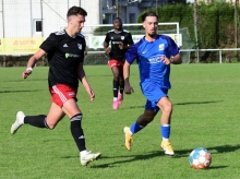 Birkan Celik (r.) erzielte per Freistoß das 1:0 für den TSV Schott.