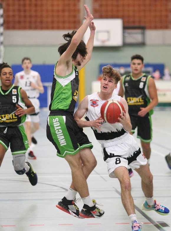 Luc Siener (r.) steuerte zum ersten Saisonsieg des ASC in der JBBL unter anderem fünf Punkte bei und war bester Rebounder aller Akteure.