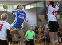 Die Top-Schützinnen unter sich: Karina Koepcke, aus dem Feld und von der Siebenmeterlinie acht Mal erfolgreich, überspringt die um vier Treffer noch erfolgreichere Kölner Topschützin Kim Pappert (r.).