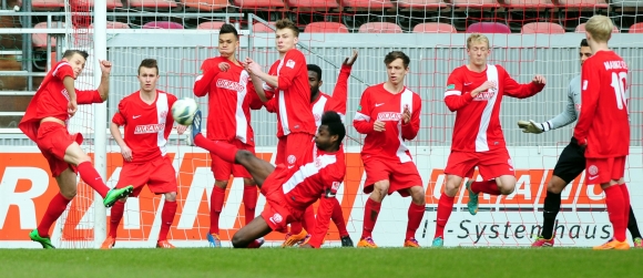 Gemeinsam konsequent um den Sieg kämpfen: Das wünscht sich Trainer Sandro Schwarz von seinen A-Junioren.