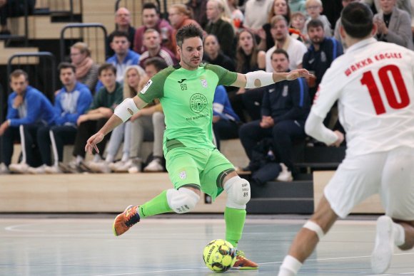 Keeper Christian Wölfelschneider bereitet Mannecks Treffer zum 4:4 vor.