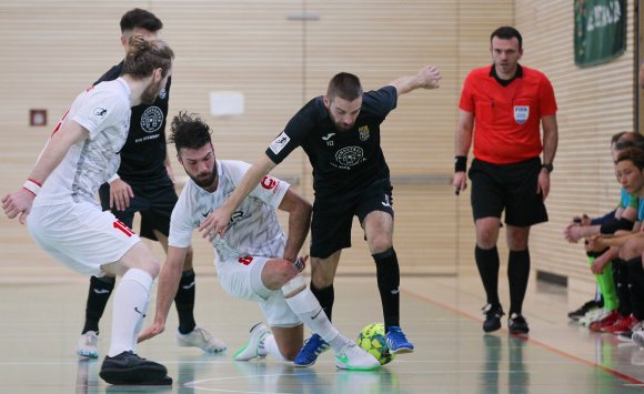 …durch den in dieser Szene hart bedrängten Sladjenko Jankovic, dem vor dem 5:4 bereits der Anschlusstreffer zum 3:4 gelungen war. Er und Hook waren in der Schlussminute aber auch an der Fehlerkette beteiligt, die zum fünften Gegentor führte.