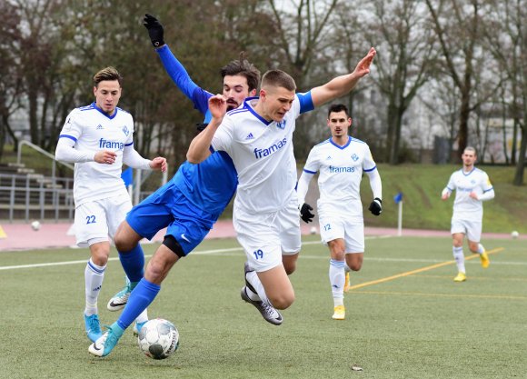 Was beim 1:1 im Heimspiel Ende Januar galt, gilt auch am Samstag: Nils Lihsek (2.v.l.) und der TSV Schott treffen auf eine der zweikampfstärksten Mannschaften der Liga.