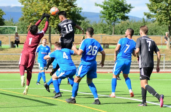 Duc Hai Thai scheitert in dieser Szene des Hinrundenderbys zwischen Fontana und Fortuna mit einem Kopfball am Mombacher Keeper Giovanni Buffone. Den Sieg holten die Finther sich durch einen Strafstoß.