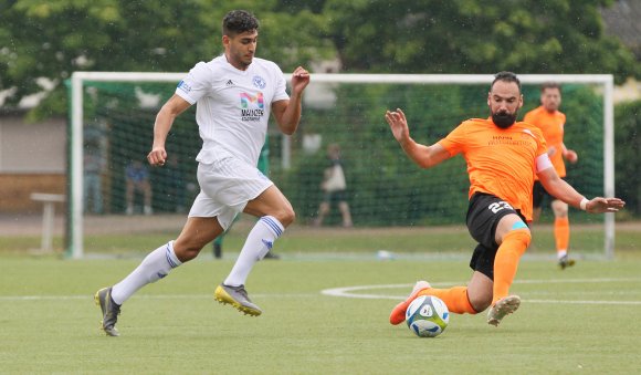 Diesen Zweikampf (eine Szene vom ersten Spieltag der vorvergangenen Saison) wird es am Sonntag nicht geben. SVG-Stürmer Khaled Abou Daya ist verletzt und Maximilian Junk nicht mehr Innenverteidiger, sondern Trainer.