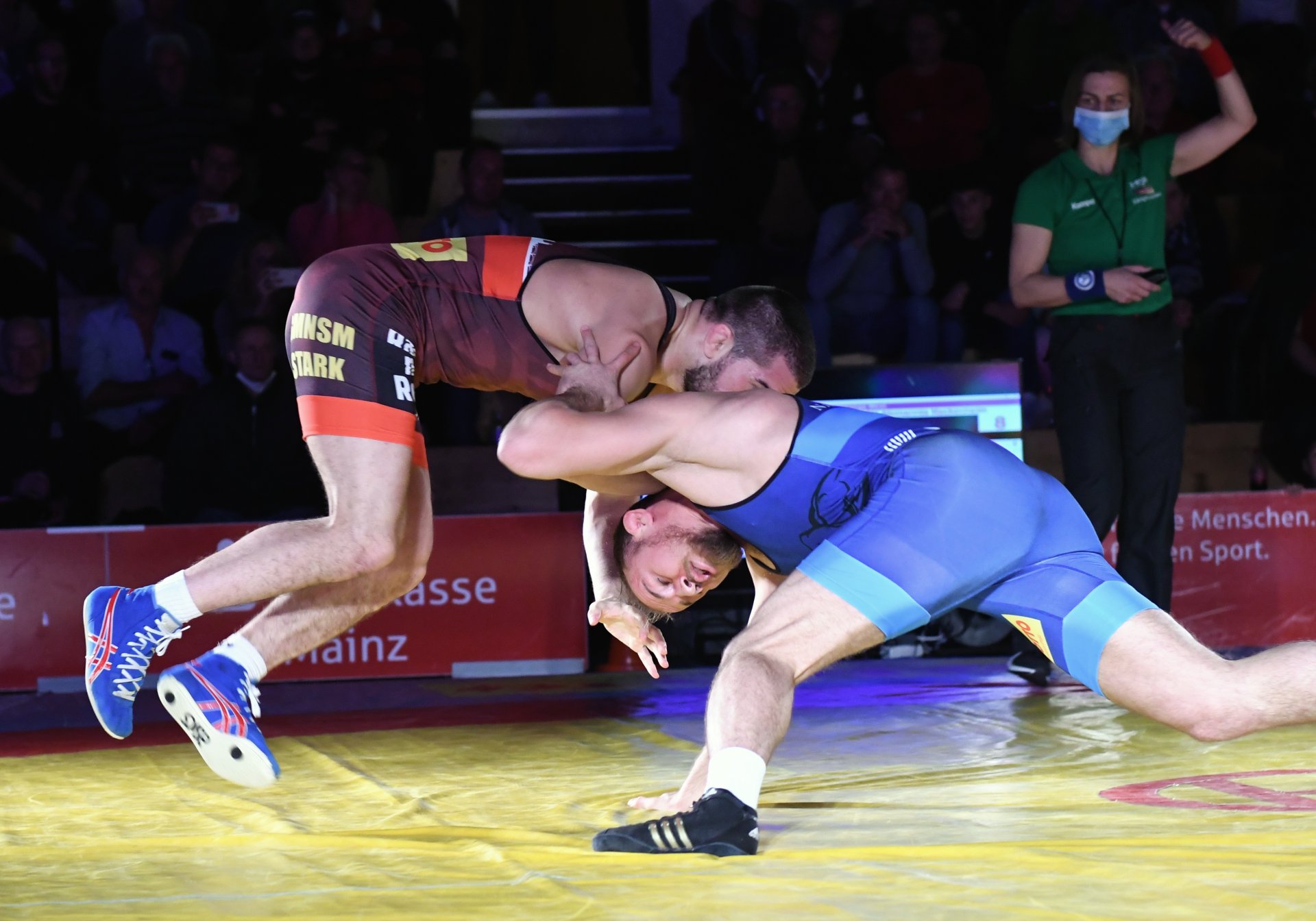 Zum Abschluss kam es im 75-Kilo-Freistillimit zu einem Weltklasseduell: Der Mainzer WM-Dritte Timur Bizhoev (l.) rang den Nackenheimer WM-Dritten Fazli Eryilmaz mit 5:0 nieder.